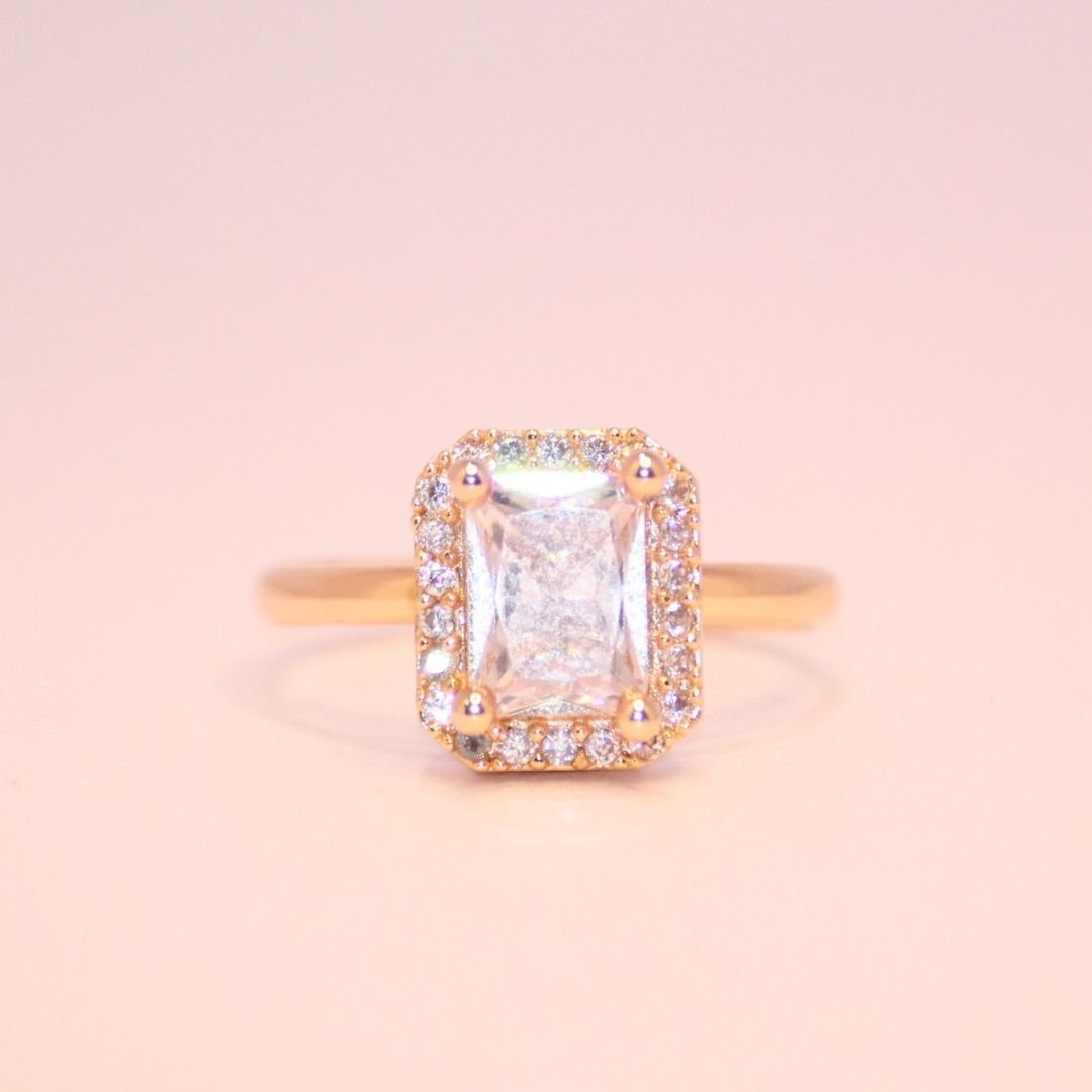 Golden-Majesty-–-Regal-Radiance-Halo-Ring