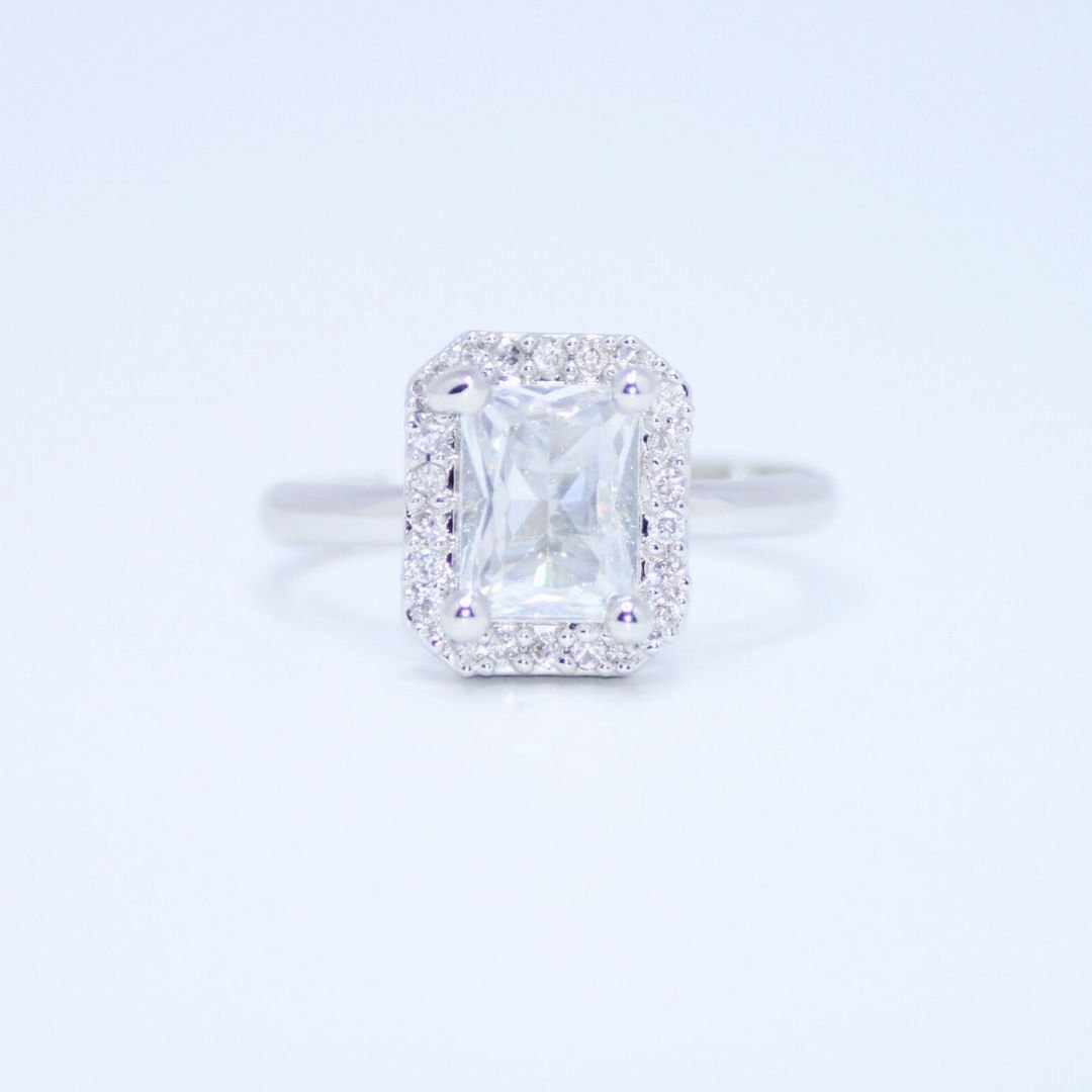 Queens-Frost-–-Majestic-Radiance-Halo-Ring