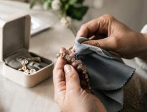 caring-for-imitation-jewellery-797323-zgs
